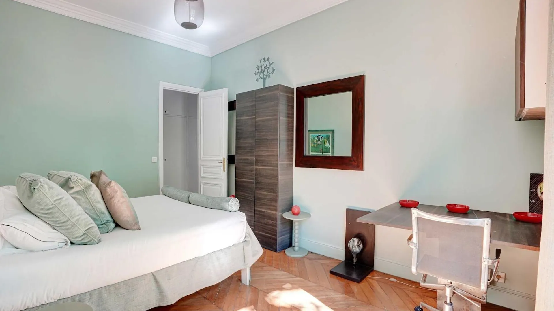 Charming Apartment - 4Br -10P- Madeleine Paryż